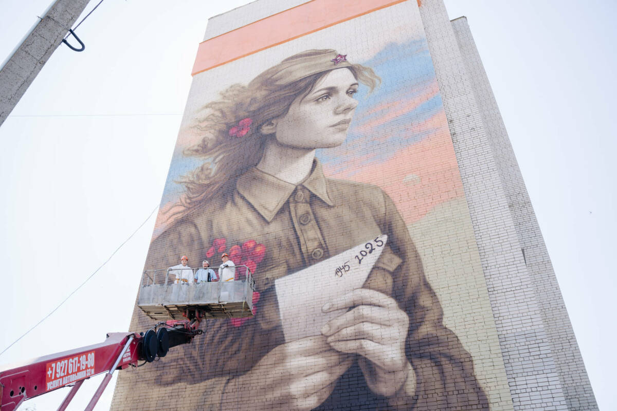 В Зеленодольске появился мурал о войне с образом девушки и письмом с фронта