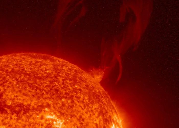 На Солнце зафиксирован выброс рекордного протуберанца