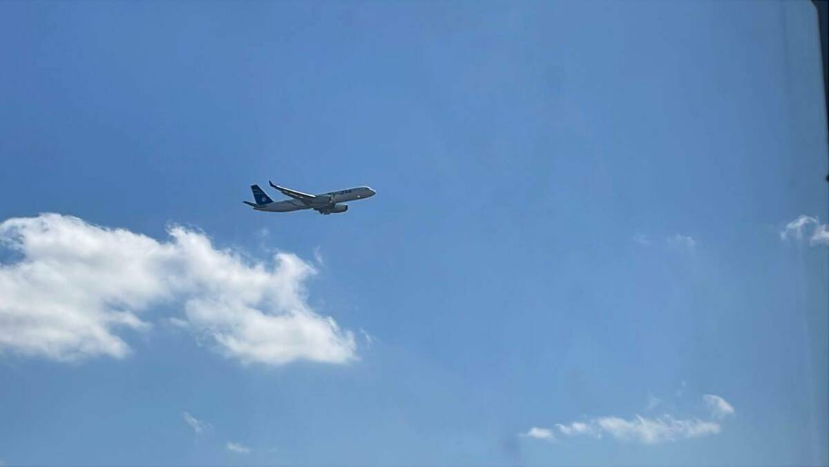 Видео: В небе над Казанью заметили пролетающий самолет Ту-214