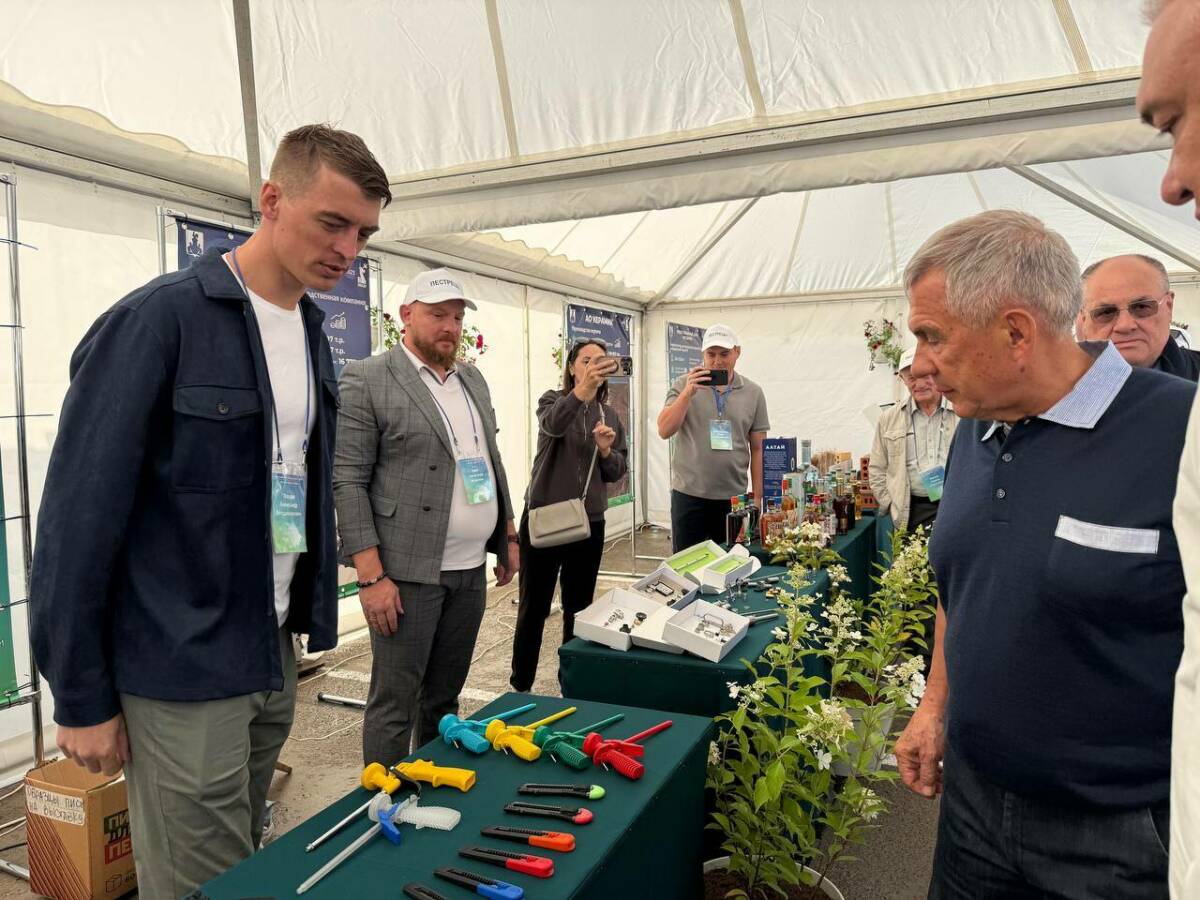 Минниханов осмотрел ход уборочных работ на полях Пестречинского района РТ