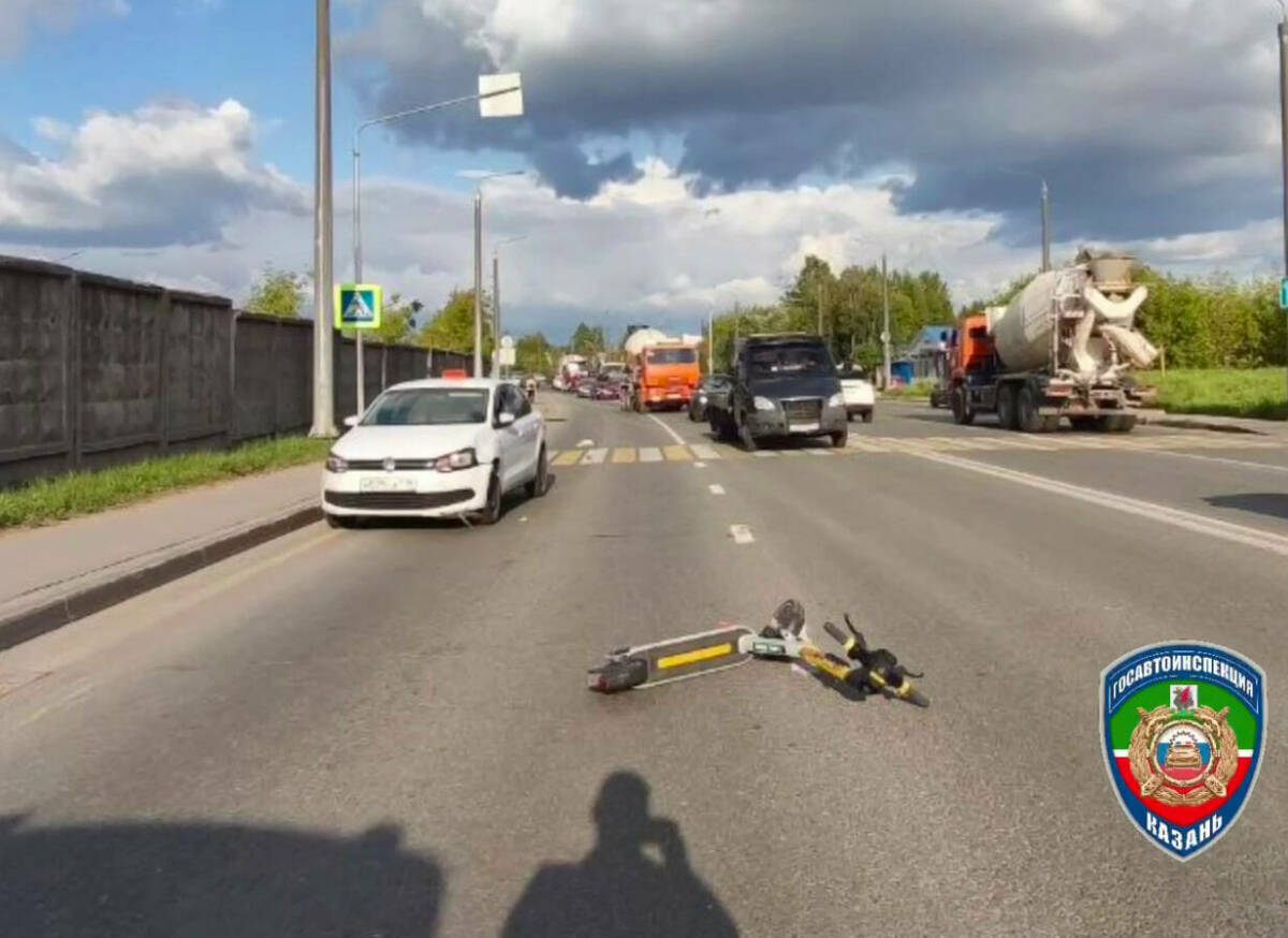 В Казани таксист сбил самокатчика на пешеходном переходе
