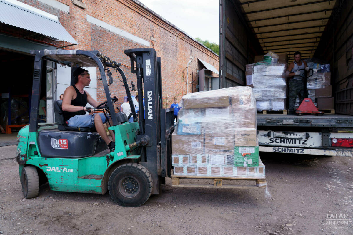 Татарстан отправил 140 тонн гуманитарки подшефным городам к Дню знаний