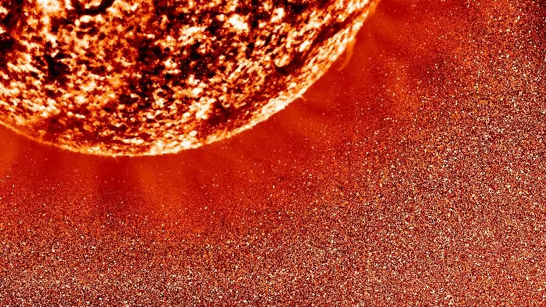 Солнце возобновило выбросы гигантских протуберанцев