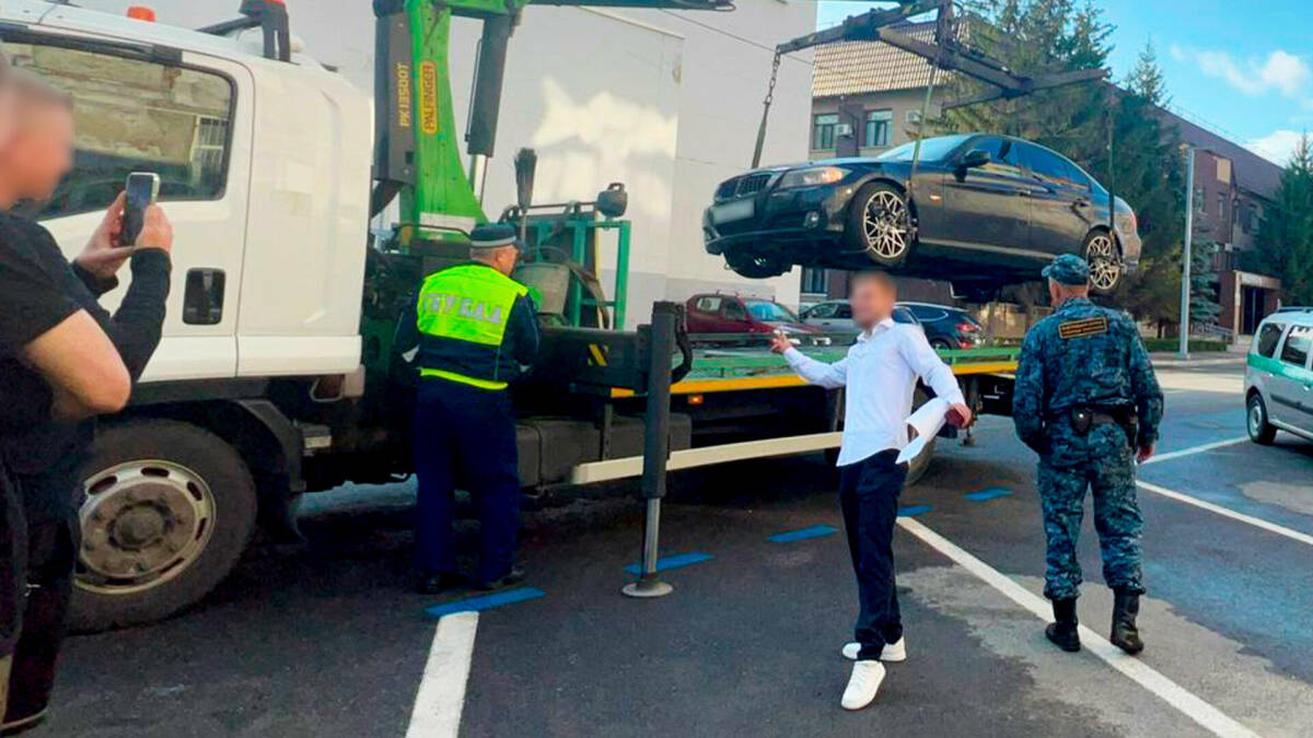 Казанец устроил фотосессию с арестованным BMW, который забрали за долги перед банком