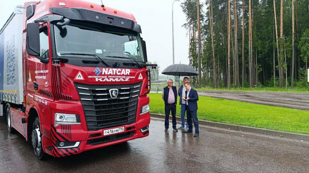 КАМАЗ представил в Москве новый беспилотный грузовик «Маяк-2»