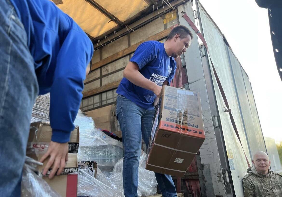 Молодогвардейцы доставили гуманитарную помощь военным и жителям Рубежного