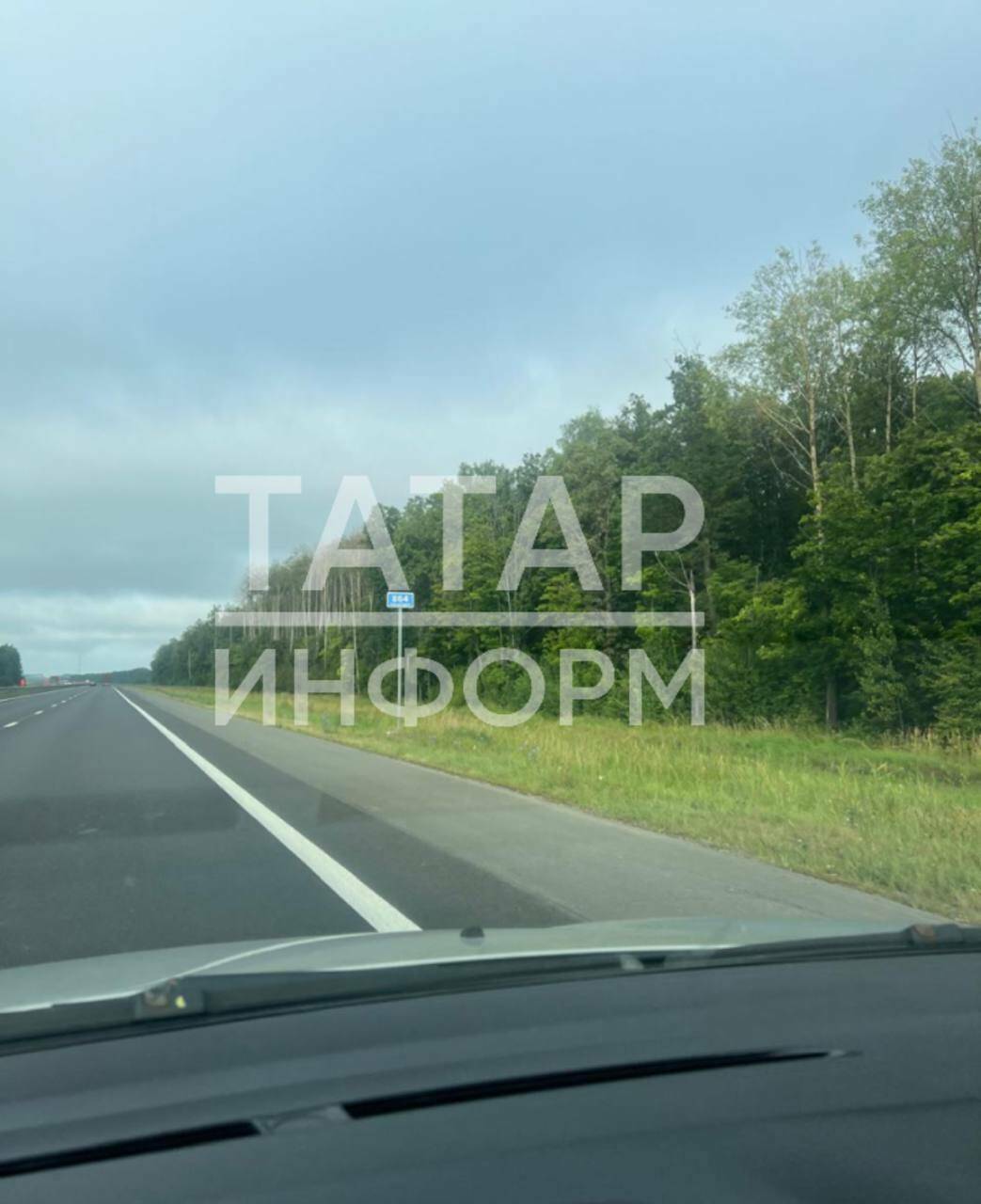 Фура перевернулась и перекрыла движение после столкновения с легковушкой на трассе в РТ