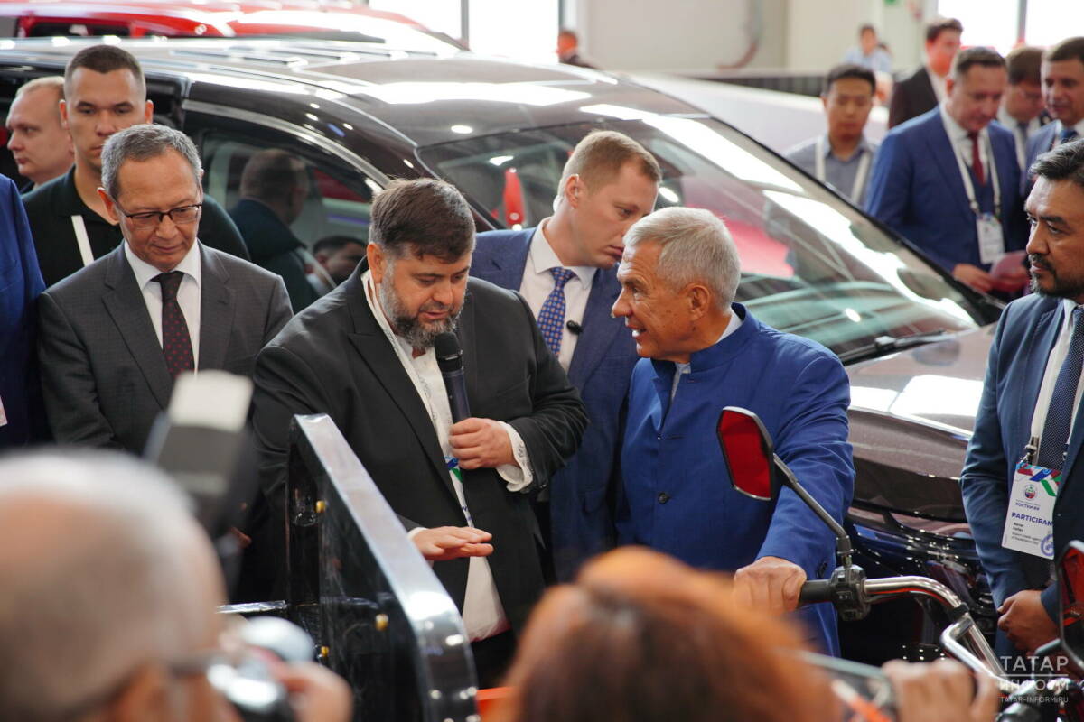 Минниханов осмотрел выставку Russia China Expo на форуме РОСТКИ-2025