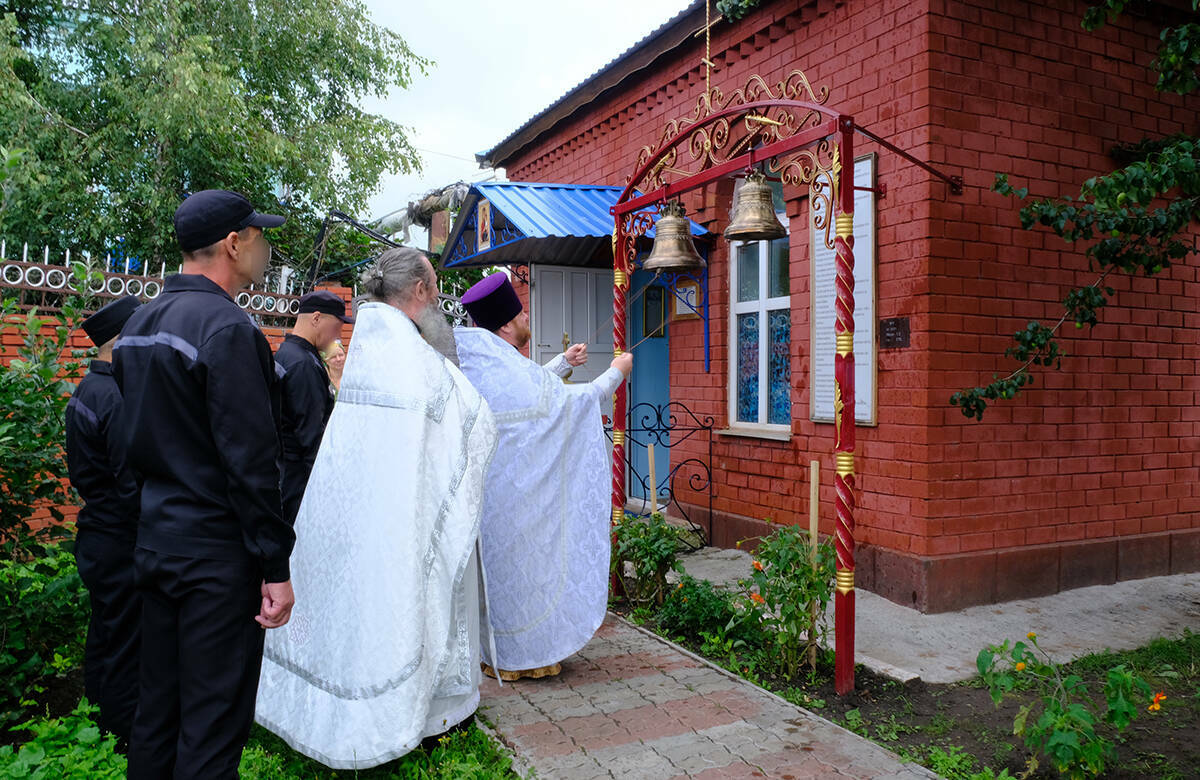 «Вера помогает изменить отношение к жизни и преступлению»: как в ИК-19 зазвонили колокола