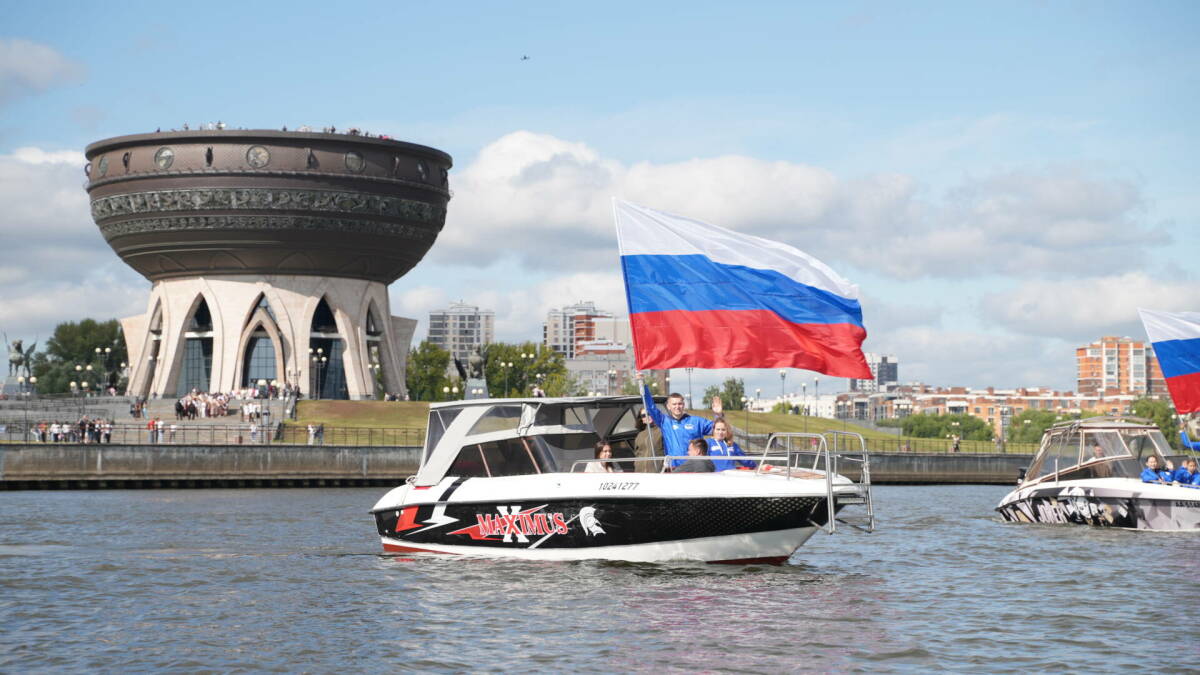 В Казани молодогвардейцы впервые развернули флаги России на катерах