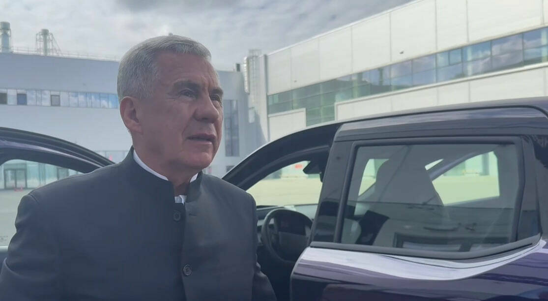 Рустам Минниханов протестировал электромобиль «Атом»