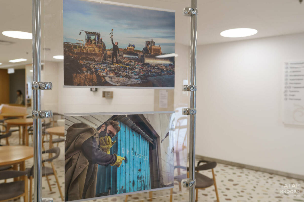 В Казани открылась выставка картин и панно из мусора