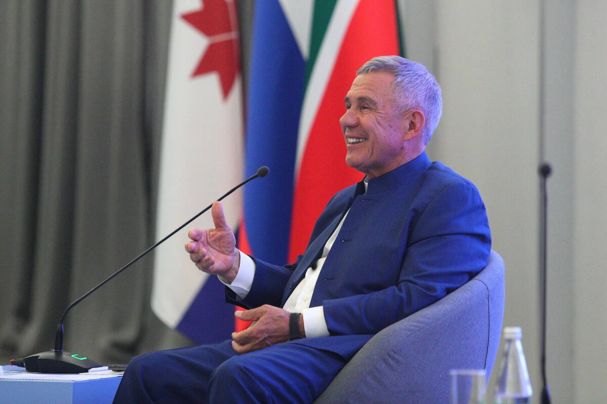 Рустам Минниханов опубликовал поздравление с Днем Государственного флага России