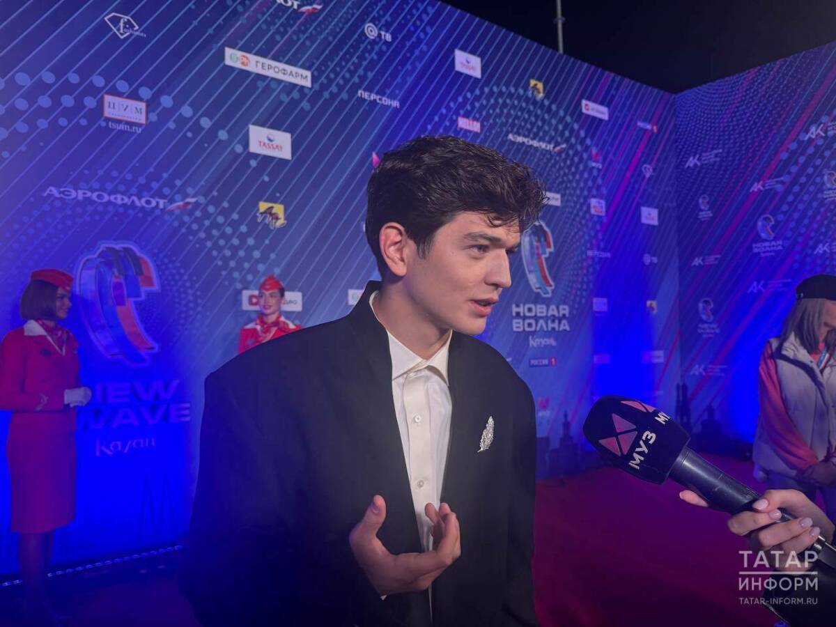 «Она не строгая, она требовательная»: певец Akmal' о работе с Ларисой Долиной