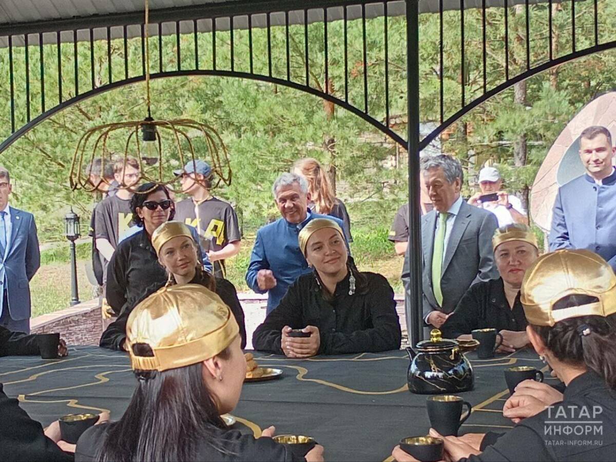 Минниханов в Лениногорском районе посетил премьеру спектакля «Кара Алтын»