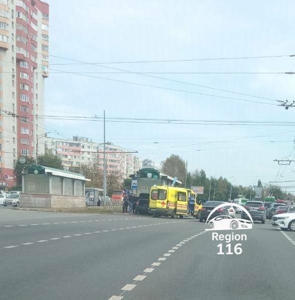 В Казани легковушка влетела в подземный переход, два человека в больнице