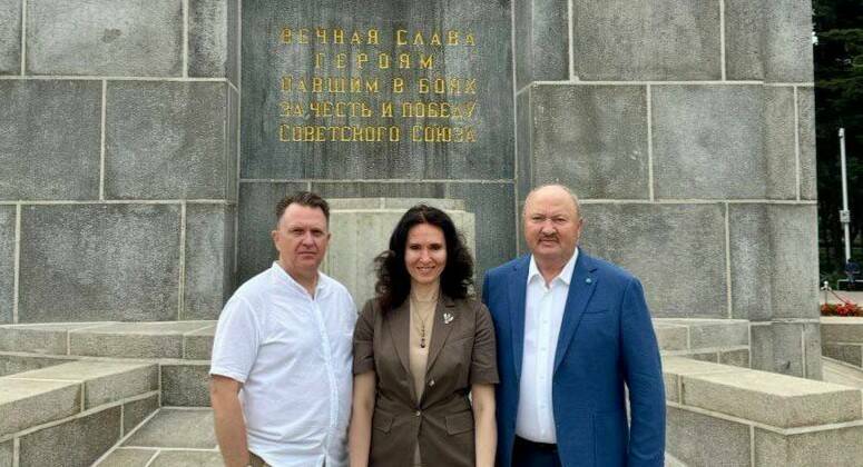 Равиль Ахметшин возложил цветы к памятнику советским летчикам в Чанчуне