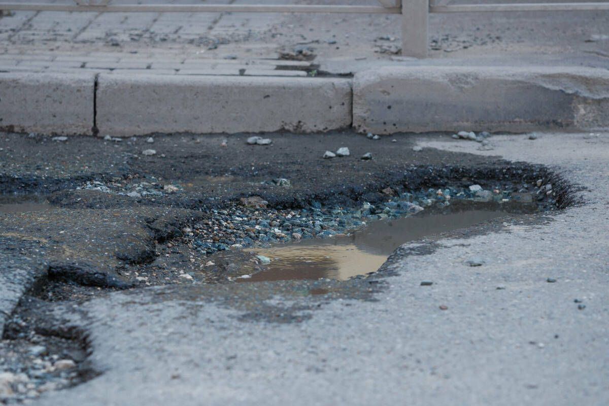 Адвокат Айвар объяснила, куда граждане могут пожаловаться на ямы и плохую дорогу во дворе