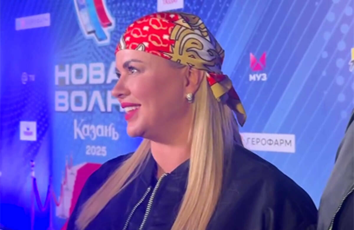 Анна Семенович пришла на «Новую волну» в Казани в платке от татарского дизайнера