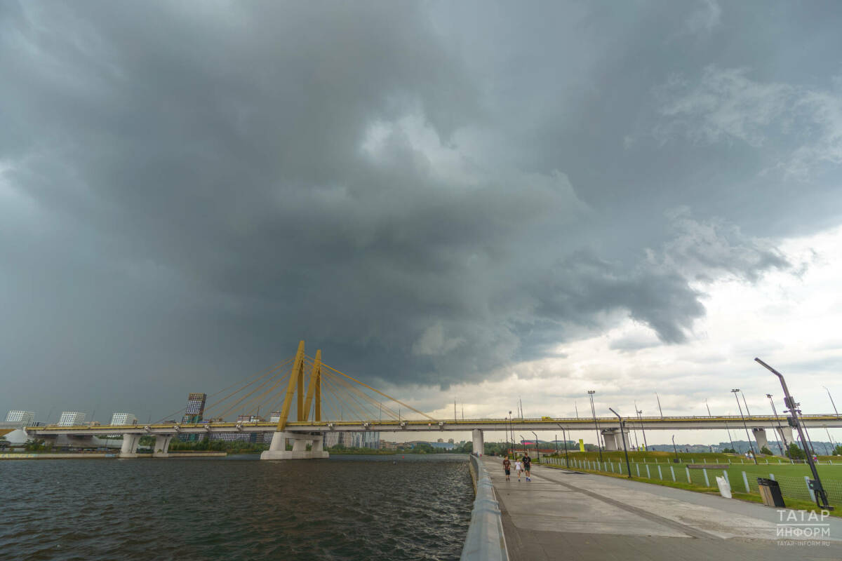 На Татарстан вновь обрушатся грозы и сильный ветер, возможен град