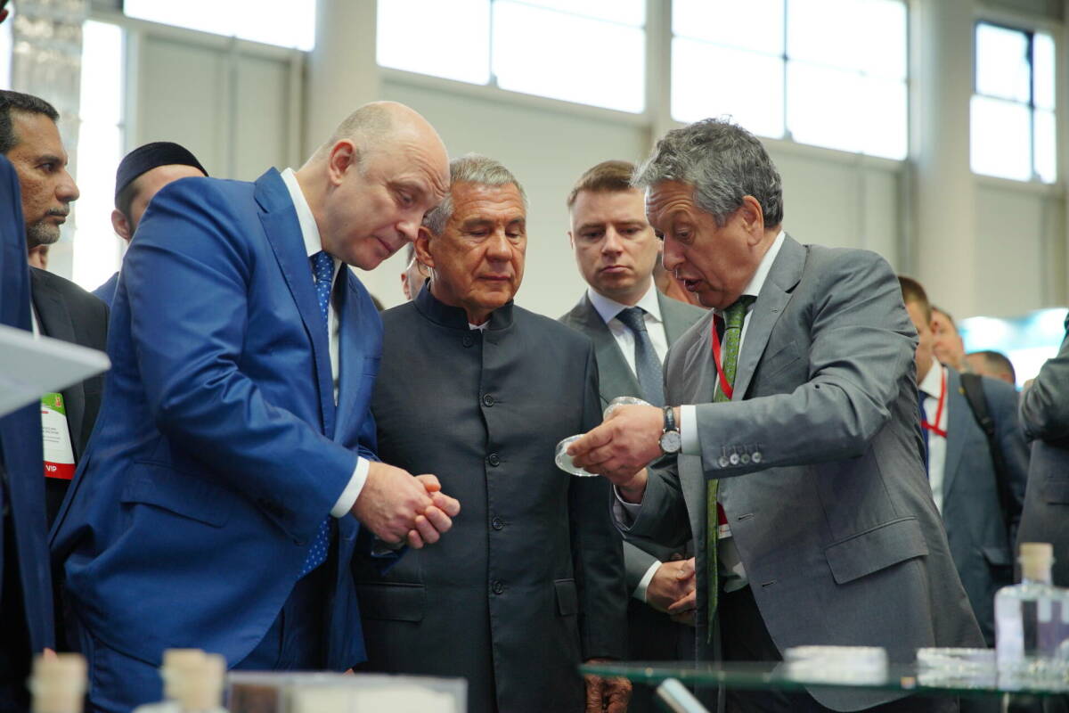 Минниханов осмотрел выставку Kazan Oil, Gas & Chemistry