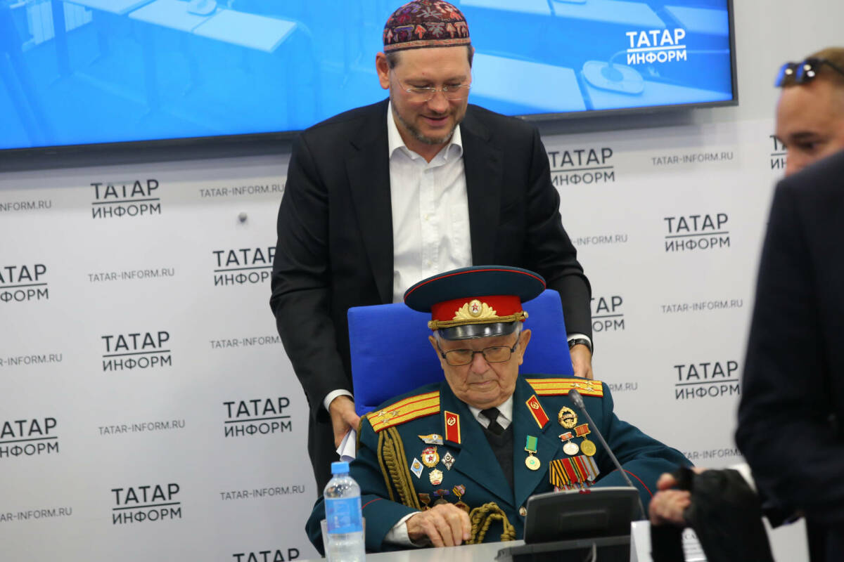 Участник Парада Победы 1945 года Умид Губаев встретился с казанскими журналистами