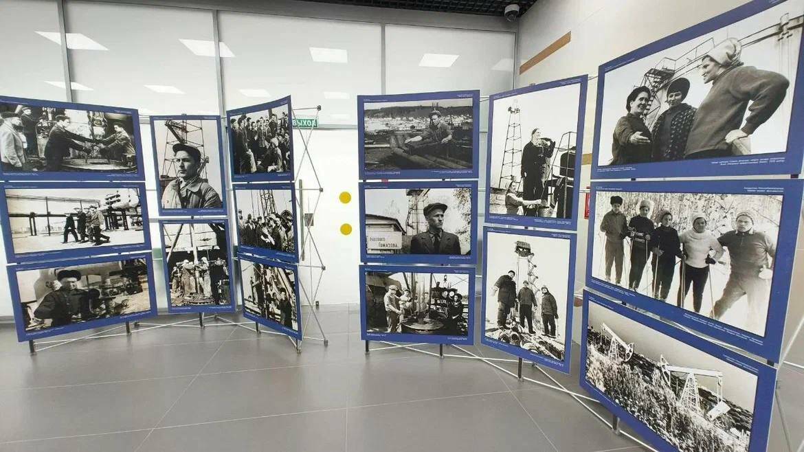 В аэропорту Бегишево открылась выставка «75 лет «Татнефти»