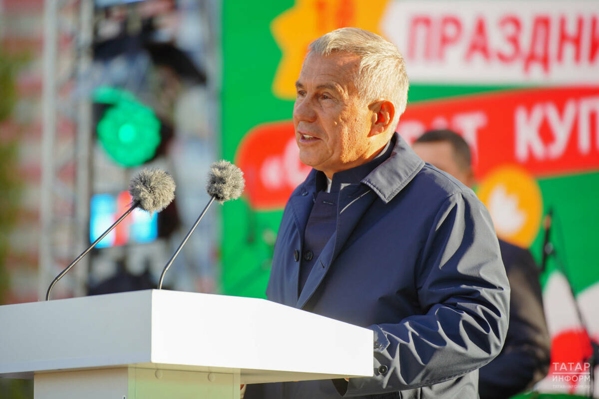 Рустам Минниханов посетил семейный праздник в честь 10-летия «Салават Купере»