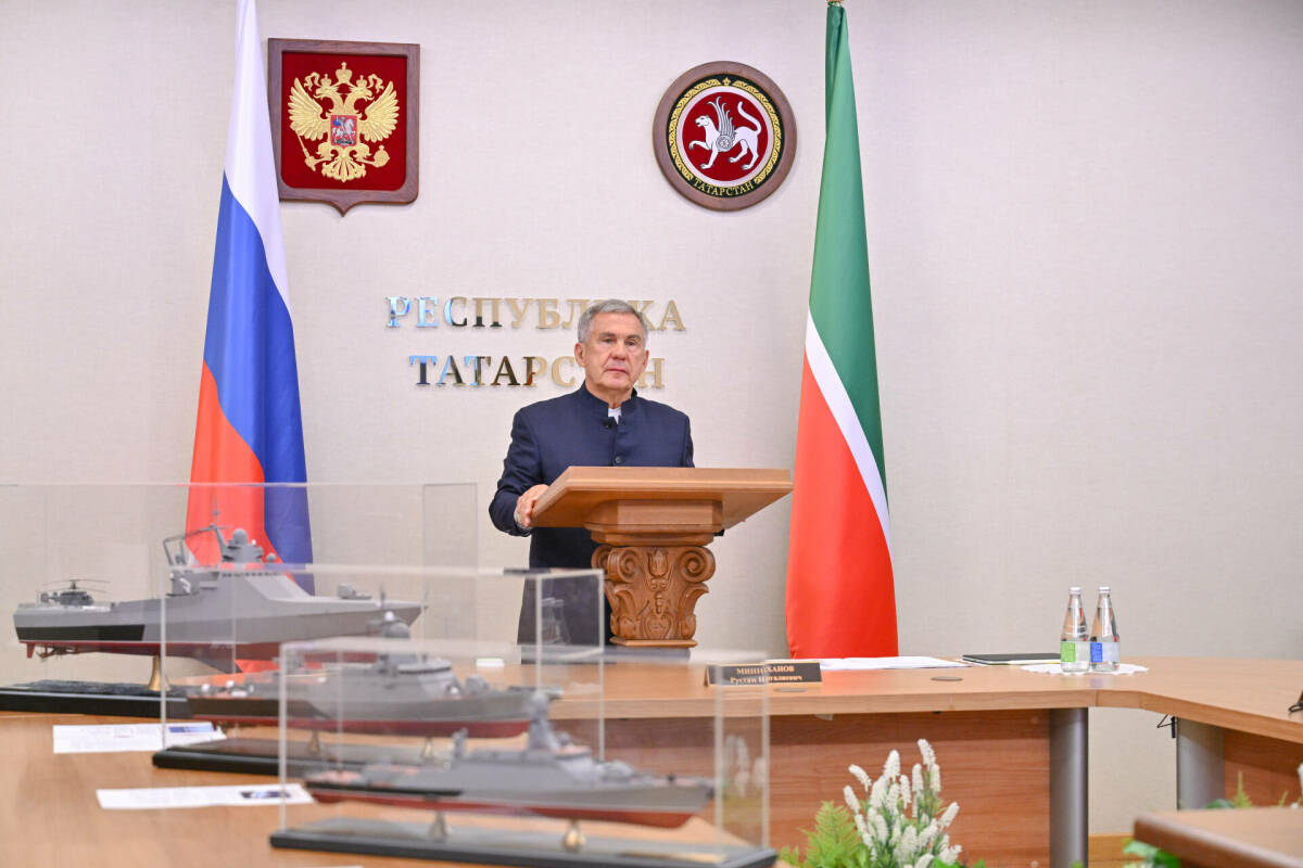 Церемония подъема флага на кораблях ВМФ из Зеленодольска прошла с участием Минниханова