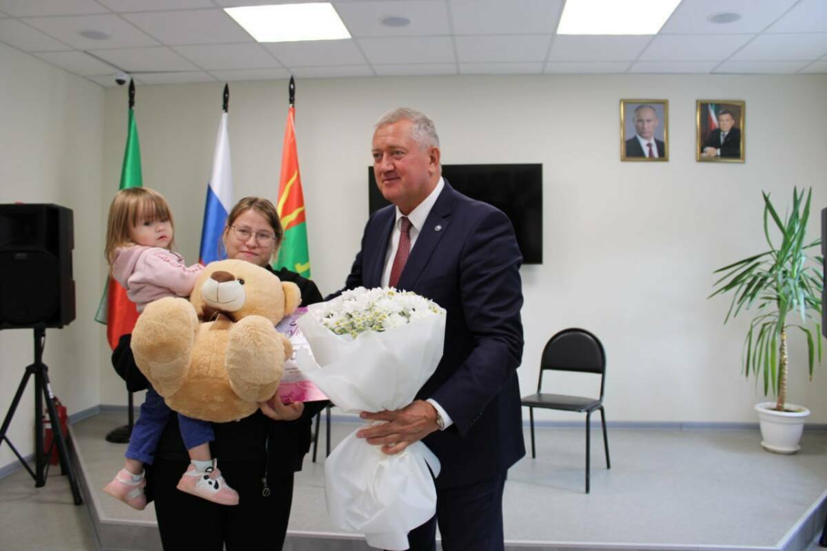 Глава Заинского района поздравил семью участника СВО с рождением дочери