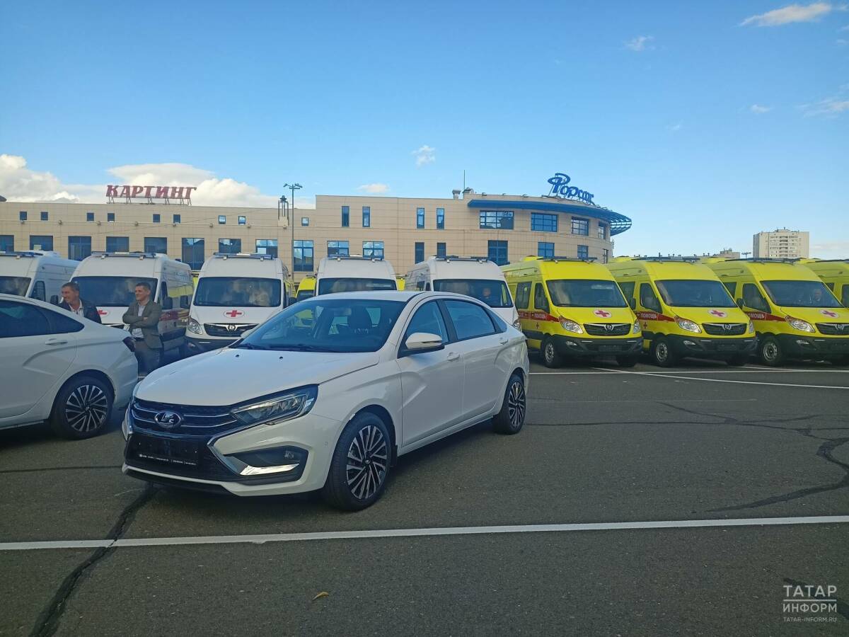 «У врачей должны быть инструменты»: Минниханов вручил медикам новые машины и компьютеры