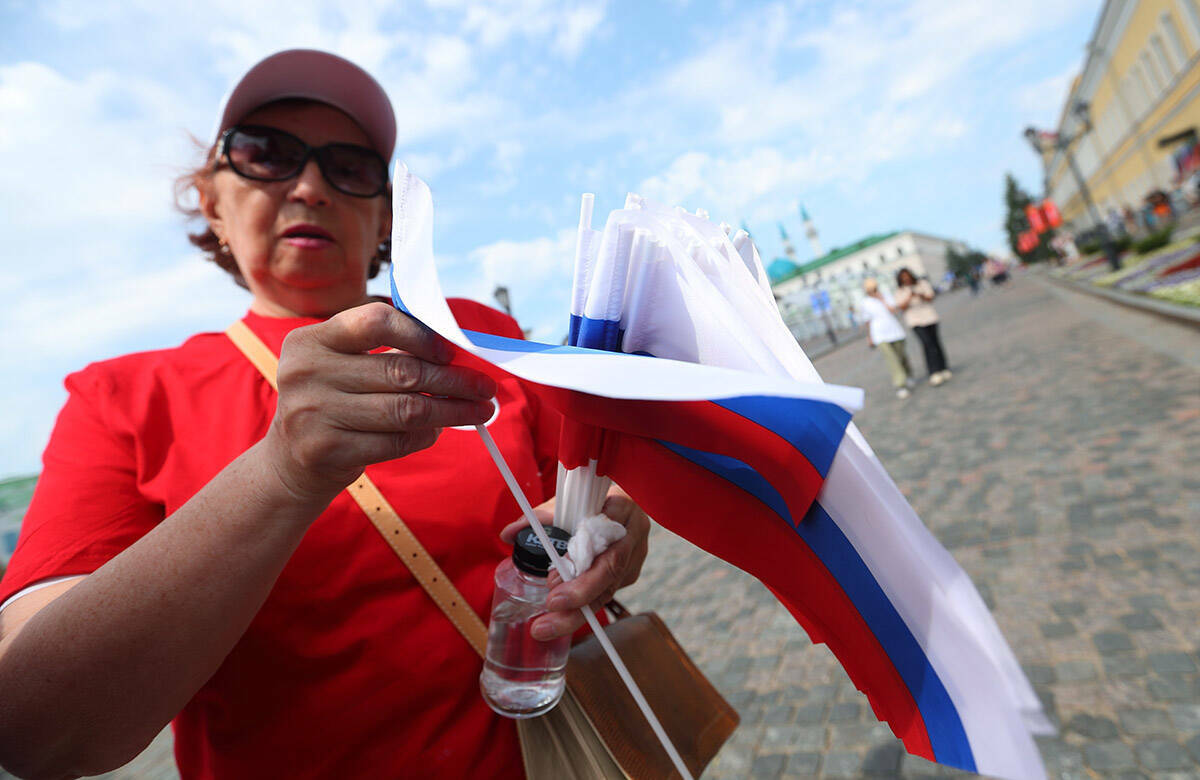 Цвета флага России, демография и доход для счастья: обзор аналитики августа