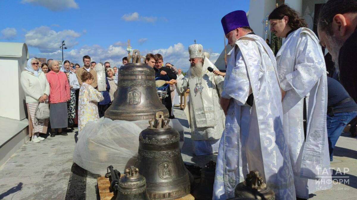 Митрополит Кирилл освятил колокола для храма Спаса Нерукотворного на Казанке