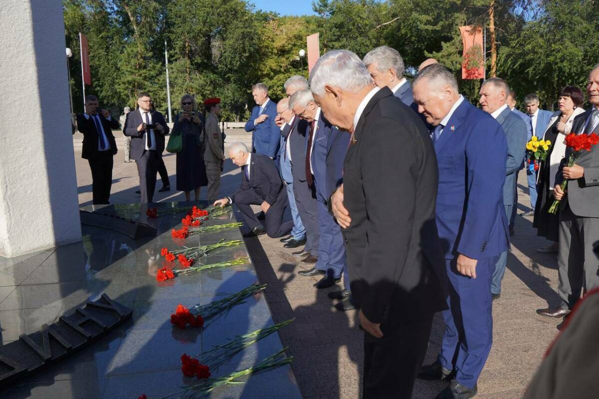 Мухаметшин в Оренбурге посетил мемориальный комплекс «Салют, Победа!»
