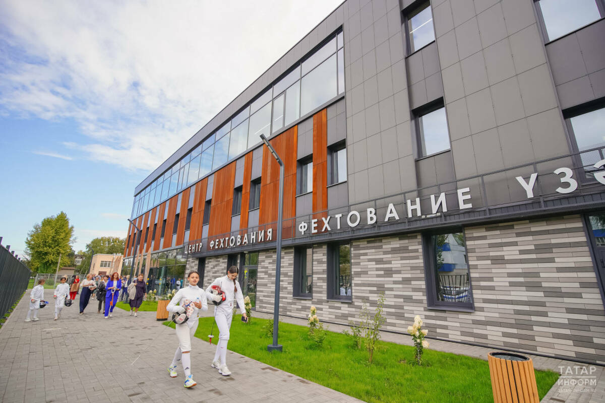 «К новым победам!»: Минниханов и олимпийские чемпионки открыли в Казани Центр фехтования