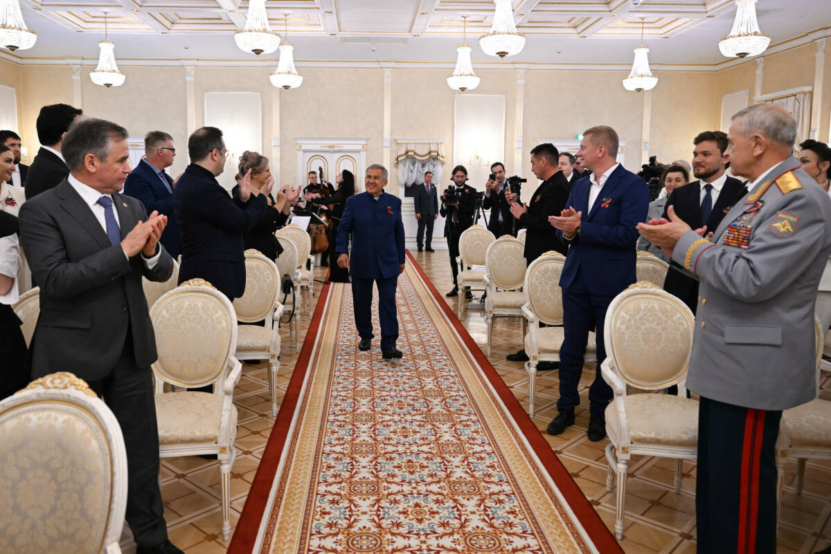 Ветераны, врачи, журналисты: кого наградил Раис Татарстана накануне Дня республики