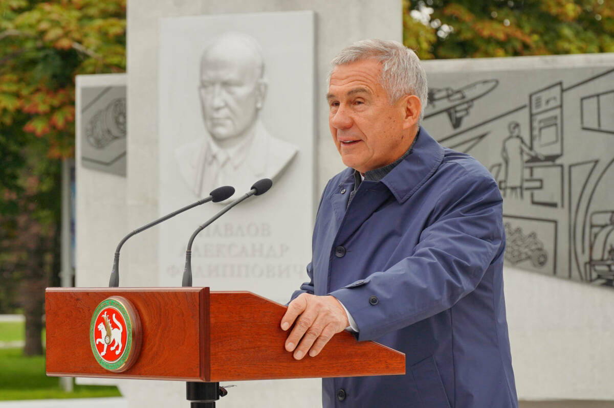 Память об авиастроителях, дворы и парки: что Минниханов открыл в Казани в День республики