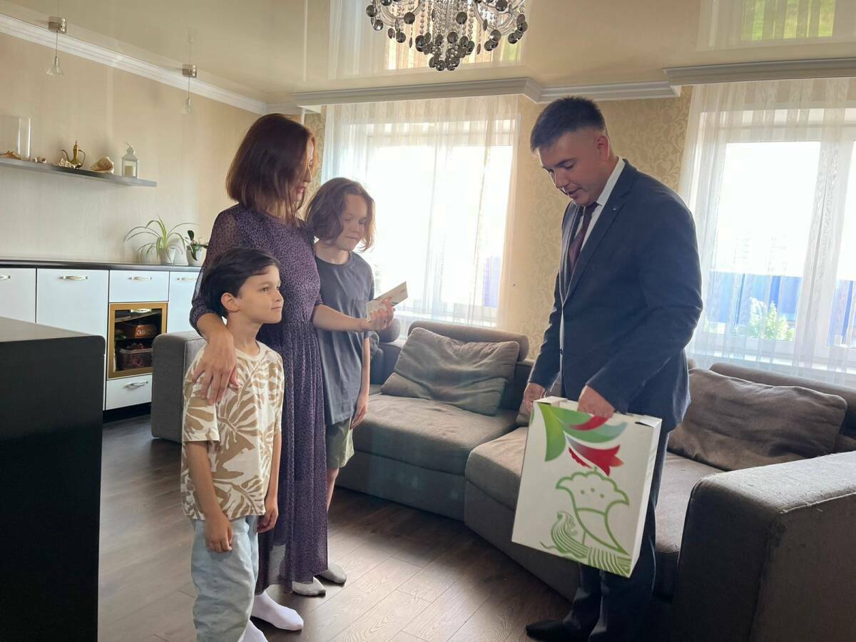 В Челнах семьи бойцов СВО получили продуктовые наборы ко Дню республики