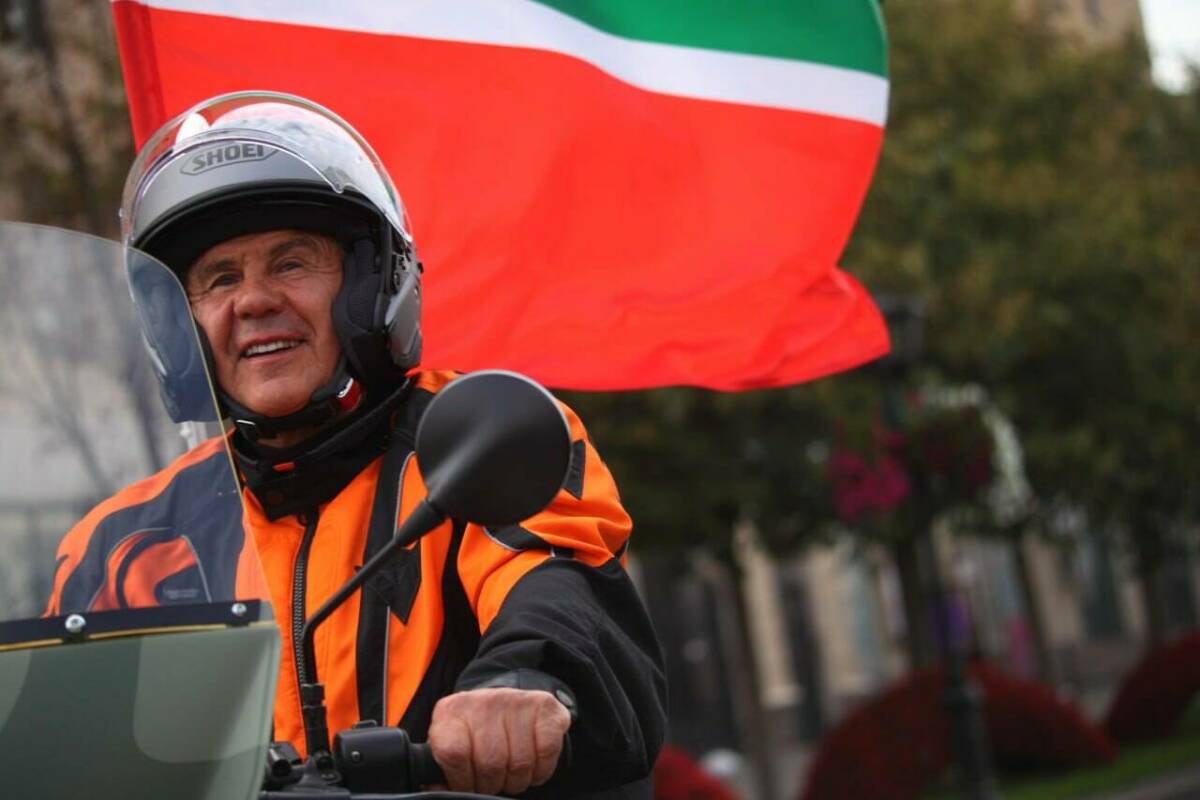 Галимова опубликовала видео, как Минниханов финиширует на мотофестивале «Два Кремля»