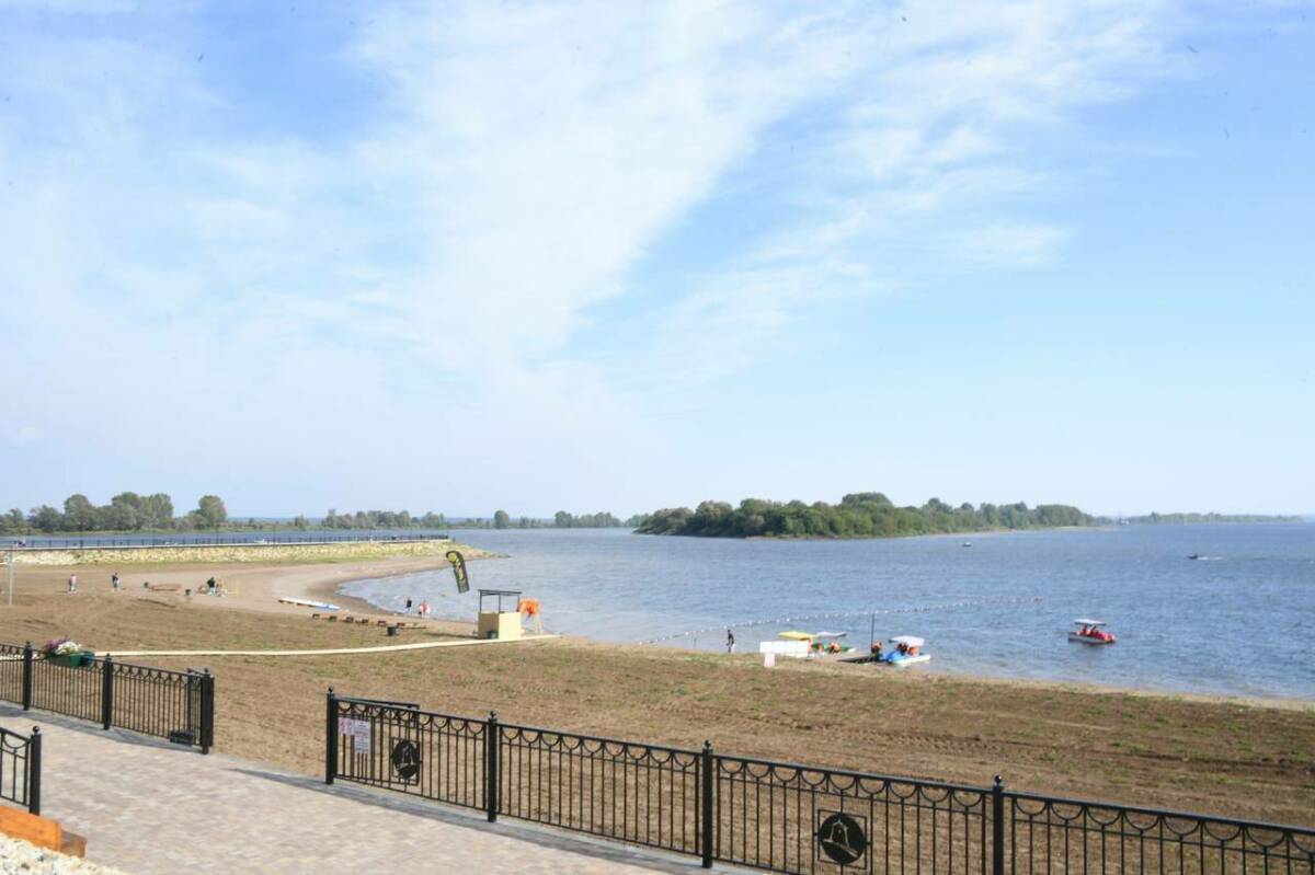 Рустам Минниханов посетил благоустроенный городской пляж в Елабуге