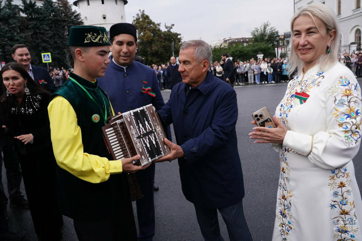Рустам Минниханов подарил участнику фестиваля «Уйнагыз, гармуннар!» гармонь-тальянку