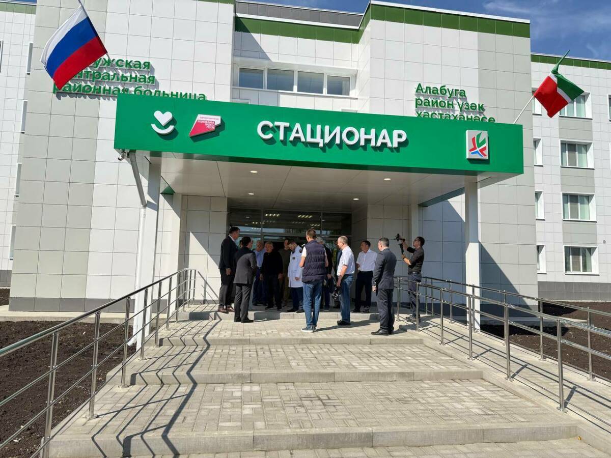 Рустам Минниханов посетил обновленную центральную районную больницу Елабуги
