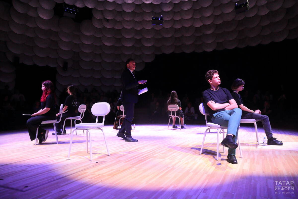 Актер Сергей Чонишвили и финалисты «Глаголицы» выступили на круглой арене театра Камала