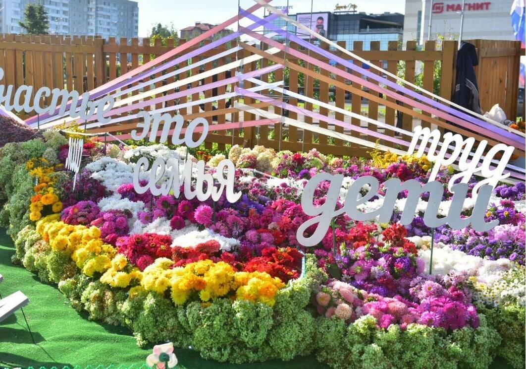 Открытие объектов, привет с Красной площади, гумпомощь СВОим: как отшумел День республики