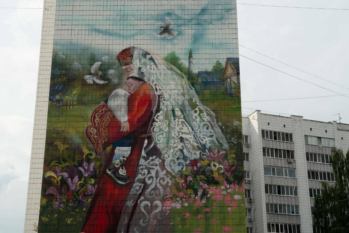 Одну из улиц Старо-Татарской слободы украсил новый мурал