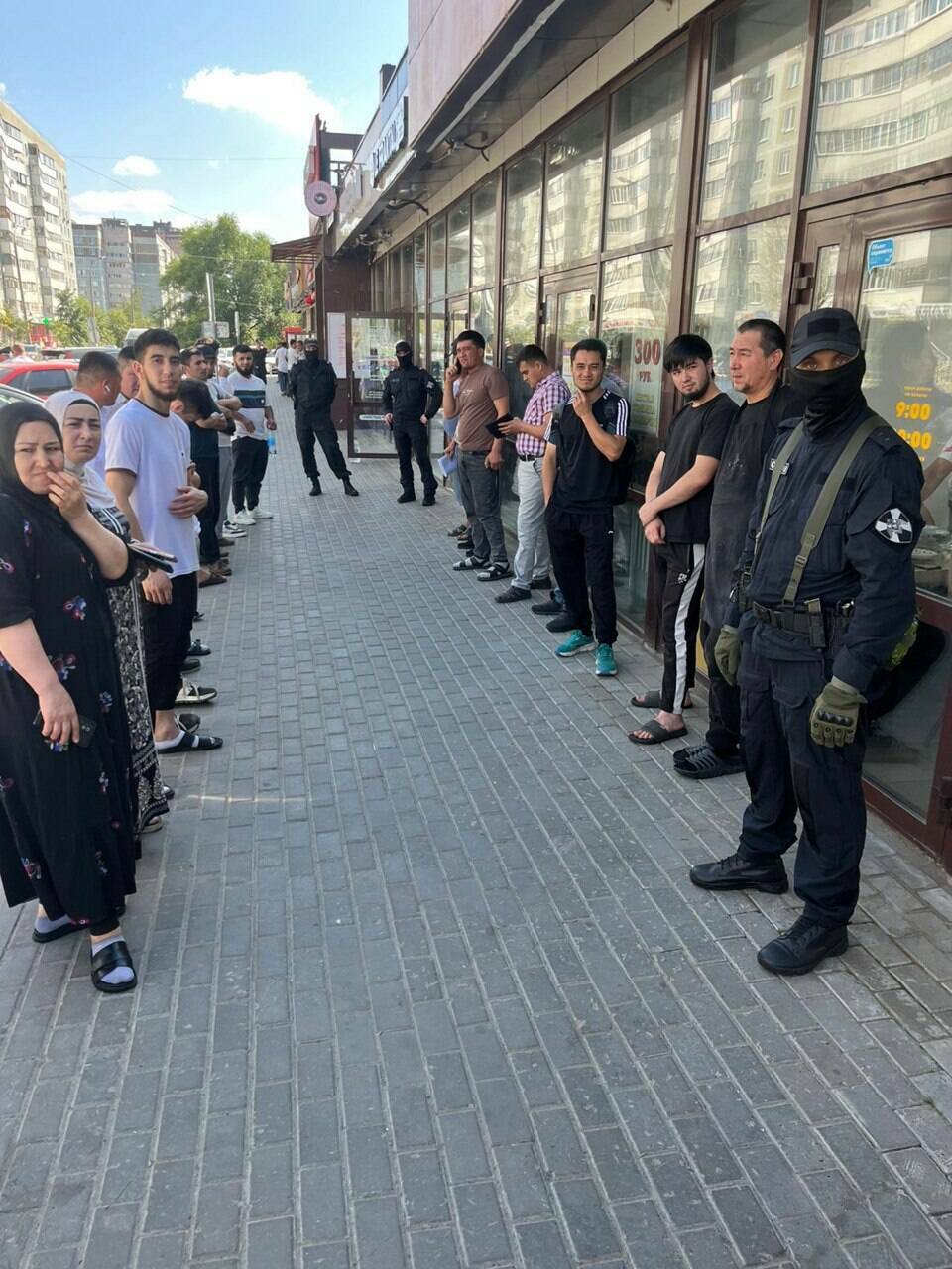 После проверки в одном из татарстанских кафе полицейские поймали 12 мигрантов-нарушителей