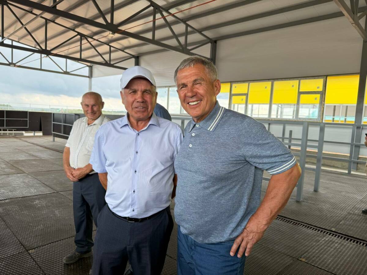 Минниханов проверил уборку полей и животноводческий комплекс в Сабинском районе