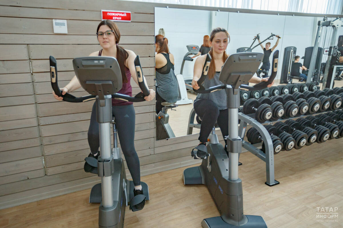 Фитнес-тренер Серегин объяснил, какие упражнения в зале подойдут новичкам