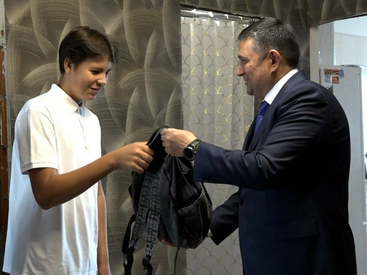 Глава МВД Татарстана помог многодетной семье подготовиться к школе