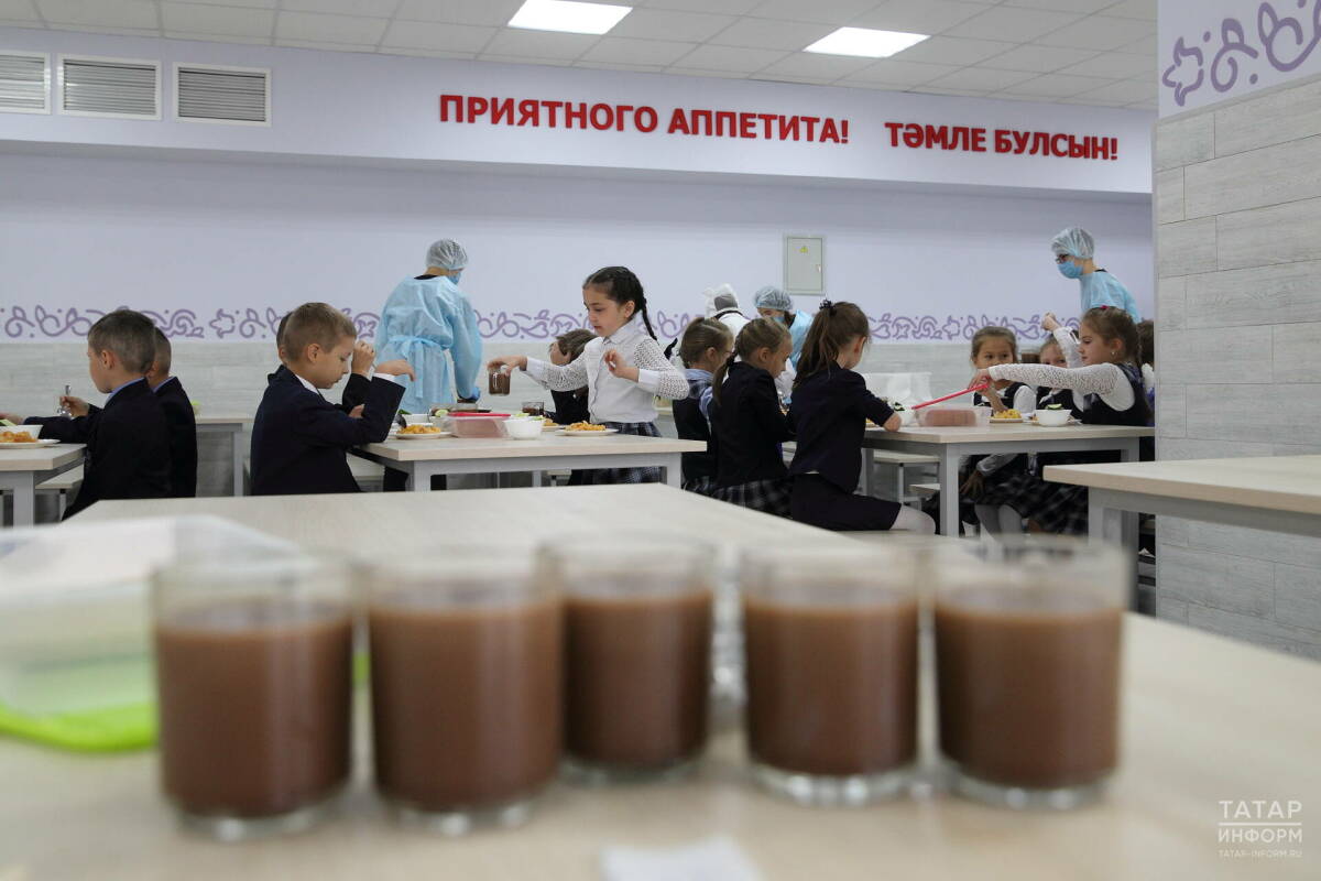 «Накормить 180 тысяч детей»: что в этом году изменилось в школьных столовых в Казани